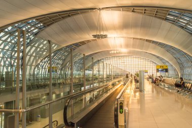 BANGKOK, THAILAND - 5 Mayıs 2017: Suvarnabhumi Uluslararası Havalimanı 'nın kalkış kapısı, akşam güneşinin pencerelerden içeri girmesiyle
