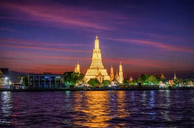 Alacakaranlıkta (Bangkok, Tayland) Wat Arun Tapınağının (Şafak Tapınağı) tapınağını aydınlat)