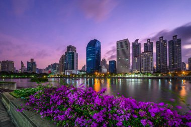Bangkok 'taki modern iş binalarının şehir manzarası sabahın erken saatlerinde Benjakitti Parkı' nda çekildi (Bangkok, Tayland)