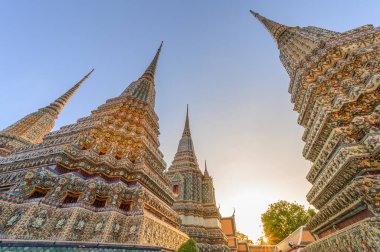 Wat Pho Tapınağı 'ndaki Phra Maha Chedi Si Rajakarn (Wat Phra Chetuphon Wimon Mangkhalaram Rajwaramahawihan), Büyük Saray' ın (Bangkok, Tayland)