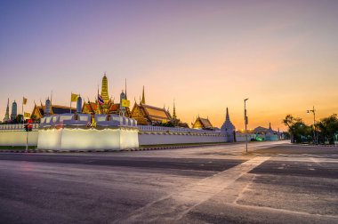 Zümrüt Buddha Tapınağı (Wat Phra Kaew) güzel bir akşam gökyüzü ile, hiç kimse (Bangkok, Tayland))