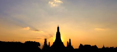 Pra Prang of Wat Arun (Şafak Tapınağı) silueti ve arka planda günbatımı (Bangkok, Tayland))