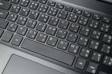 Metalik gri dizüstü bilgisayarda siyah İngilizce-Tayland klavyesi ve touchpad (yakın plan))
