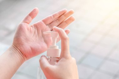 Eller temizlik için alkol jeli dezenfektanı şişesi pompalıyor. El hijyeni kavramı. Wuhan Coronavirus (COVID-19) salgın enfeksiyonu önleme ve kontrol.
