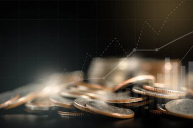 Siyah arkaplan üzerine bozuk para yığını hafif bokeh ve finansal grafik, kopyalama alanı ve para kavramı ile çifte pozlama