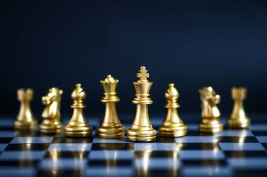 Satranç tahtasındaki altın satranç taşları, iş stratejisi konsepti. İş takım çalışması konsepti.
