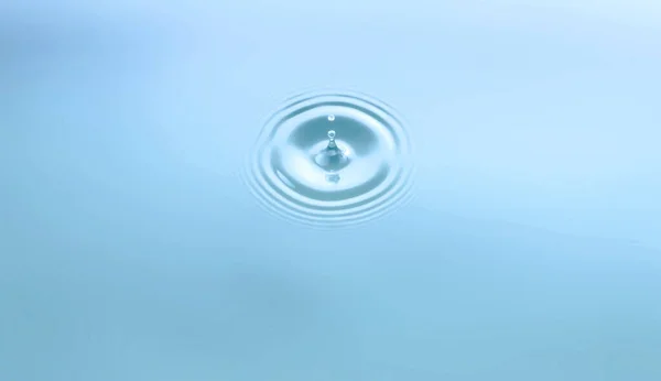 Waterdruppel Cirkel Rimpel Licht Blauw Water Close — Stockfoto