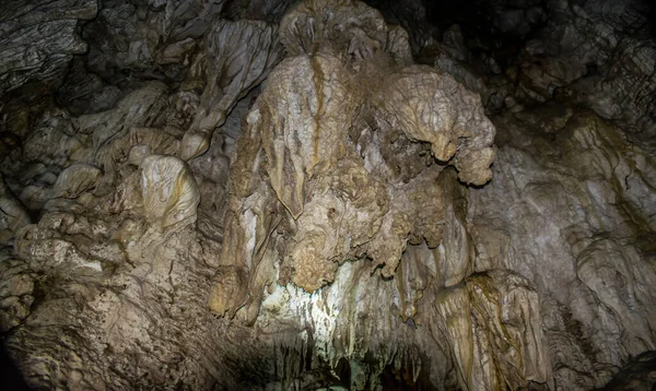 Andaman ve Niccobar adalarında kireçtaşı mağarası baratang 'ı