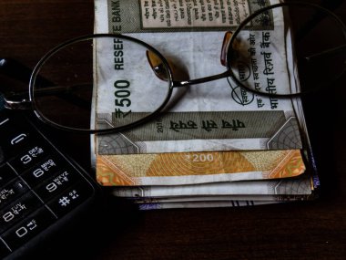 Masada ihtiyarlar için para biriktiriyor..