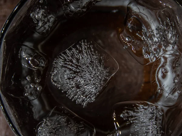 Крупный План Кубиков Льда Плавающих Холодной Воде Стакане — стоковое фото