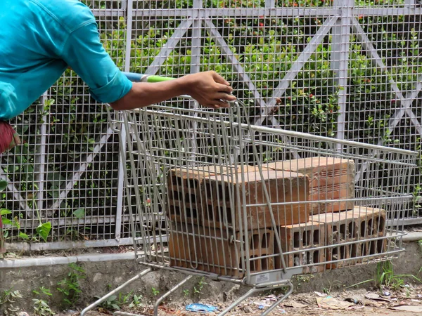 Ragazzo Che Trasporta Materiale Nel Carrello Fuori Dal Supermercato — Foto Stock