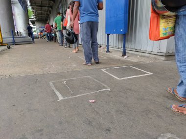 Hükümetin rehberliğinde Corona virüsü salgını nedeniyle bazı yerlerde insanlar sosyal mesafeyi koruyor..