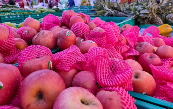 Süpermarkette taze meyve ve sebze..