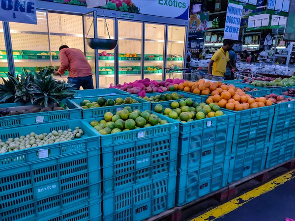 Süpermarkette taze meyve ve sebze..