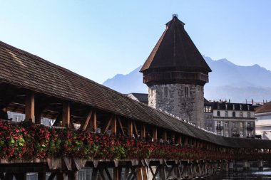 İsviçre 'deki güzel kilise köprüsü manzarası.