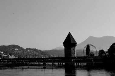 İsviçre 'deki Chapel Köprüsü' nün siyah beyaz manzarası.