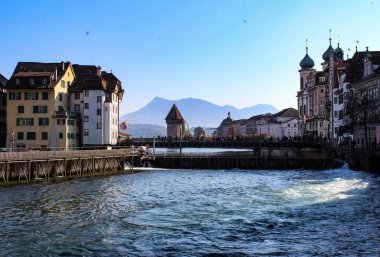 İsviçre 'deki güzel kilise köprüsü manzarası.