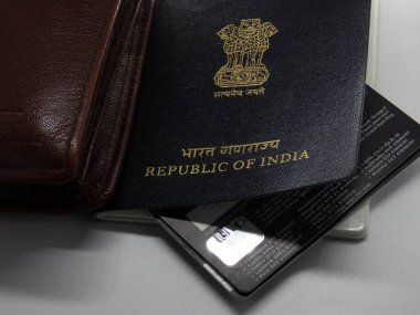 Para cüzdanı ve banka kartı olan Hindistan pasaportu..