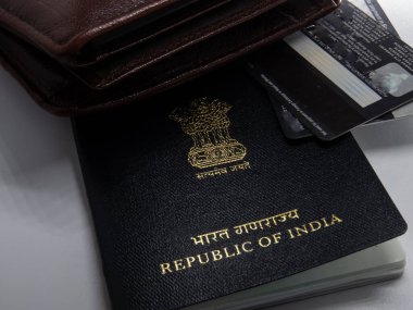 Para cüzdanı ve banka kartı olan Hindistan pasaportu..