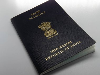 Beyaz masadaki Hint pasaportu resmi.