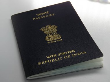 Beyaz masadaki Hint pasaportu resmi.