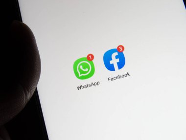 Cep telefonunda Whatsapp ve facebook simgesi birlikte.