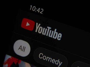 Cep telefonunda youtube uygulaması kullanılıyor.