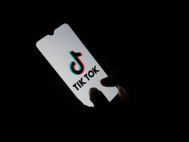 Cep telefonunda facebook uygulaması kullanılıyor.