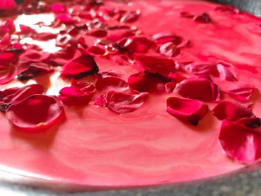 Bengali Hindu evlilik ritüellerine göre sütte gül yaprağı.