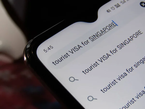 Suche nach Touristenvisum für Singapore im Internet. — Stockbild Suche Nach Touristenvisum Für Singapore Internet — Stockfoto