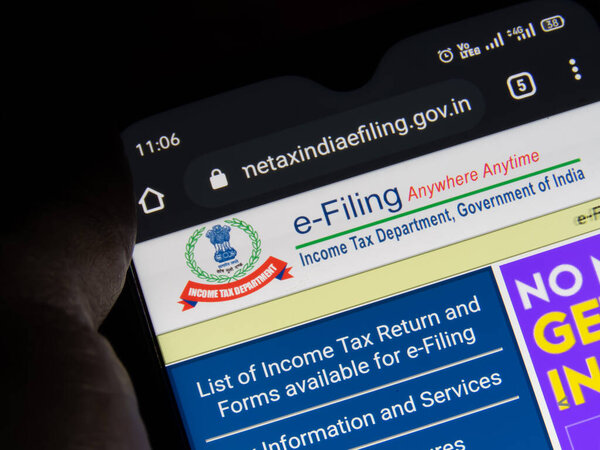 Просмотр декларации о подоходном налоге или электронного заполнения в мобильном телефоне.