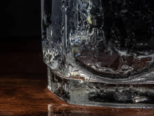 冷たい水のガラスに水滴がついてる — ストック写真