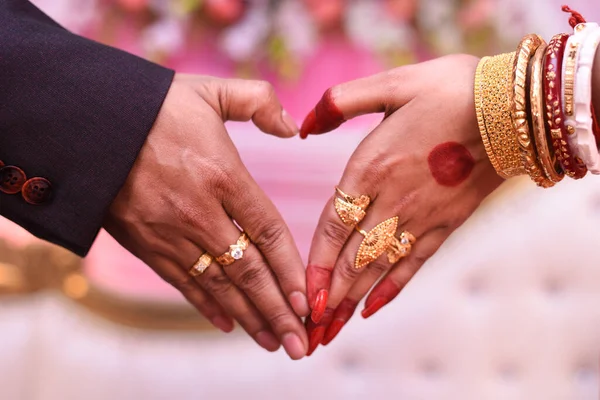 Bentuk Hati Dengan Tangan Pengantin Pria Dan Wanita — Stok Foto