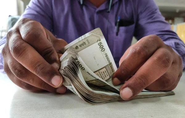 Hombre Contando Moneda India Con Las Manos —  Fotos de Stock