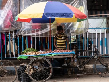 Zavallı çocuk minibüste sebze satıyor..