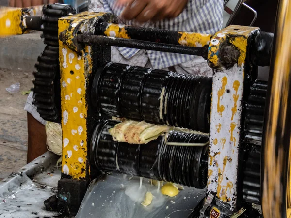 Şeker Kamışı Makinesinden Şeker Kamışı Özü Çıkarıyorum — Stok fotoğraf