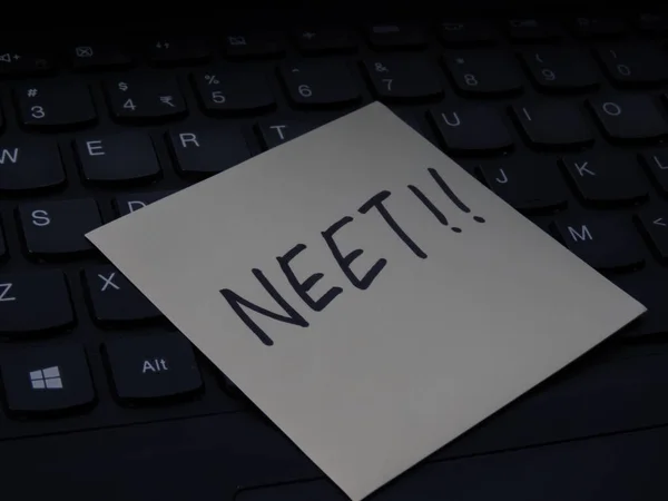 ノートパソコンの付箋に書かれたNeet試験の概念 — ストック写真