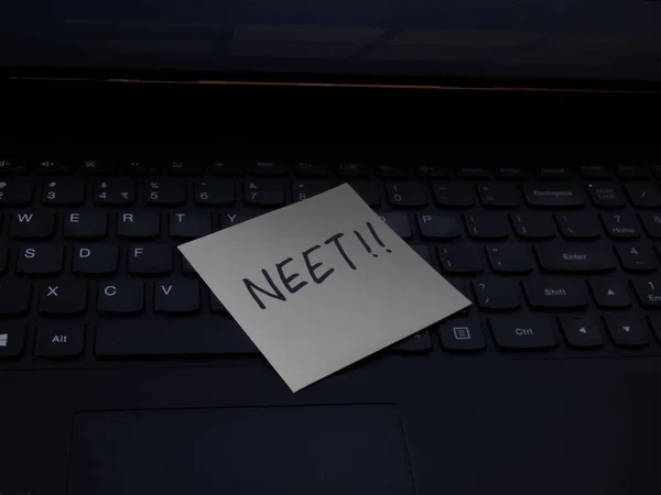 Conceito Exame Neet Escrito Notas Pegajosas Anexado Laptop — Fotografia de Stock