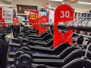 Askılar alışveriş merkezinde ya da dükkanda sıralanır.