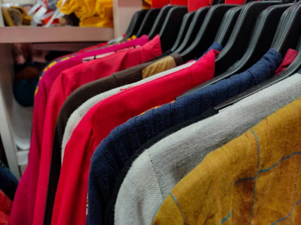 Ruhák Pólók Lógnak Vállfán Egy Sorban Egy Bevásárlóközpontban Vagy Üzletben — Stock Fotó