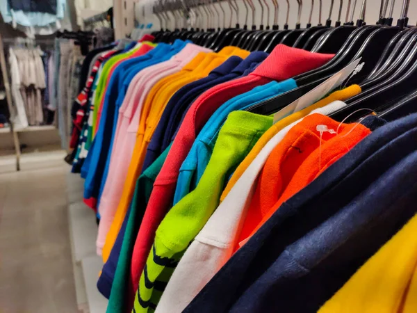 Kleding Shirts Opknoping Van Hanger Een Rij Een Winkelcentrum Winkel — Stockfoto