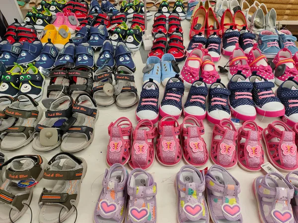 Kollektion Von Bunten Kinderschuhen Geschäft — Stockfoto