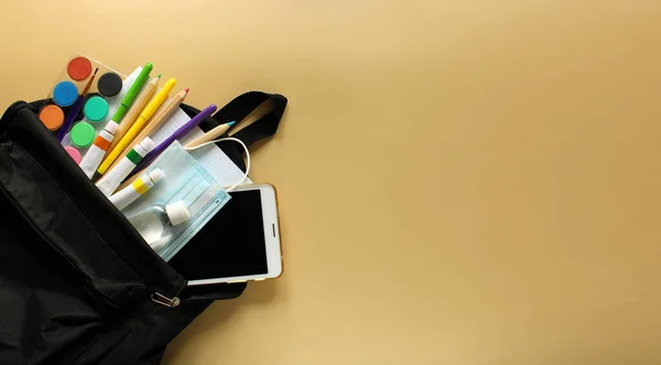 Schulrucksack Von Oben Mit Schreibwaren Notizblock Bleistifte Farben Marker Elektronisches — Stockfoto