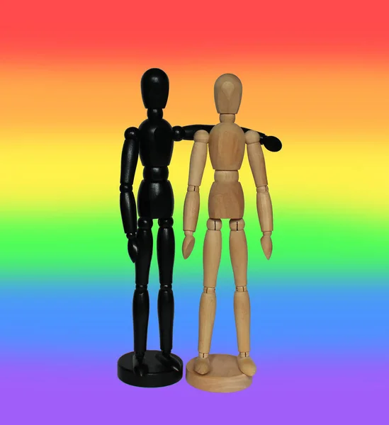 LGBT renkleriyle boyanmış arka plandaki siyah beyaz insan figürleri. Önyargısız özgürlük kavramı, homofobi. LGBT ve toplumdaki insan hakları.