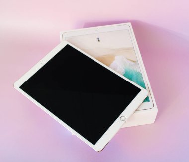Moskova, Rusya - 17 Nisan 2020: iPad Pro 2018, pembe arka planda kutu. Apple 'ın tableti..