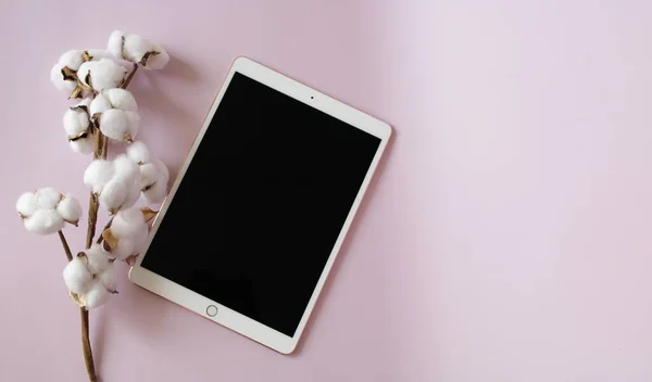 Moskova, Rusya - 19 Nisan 2020: iPad Pro 'da ekranda mor arka planda pamuk çiçeklerinin yanında 