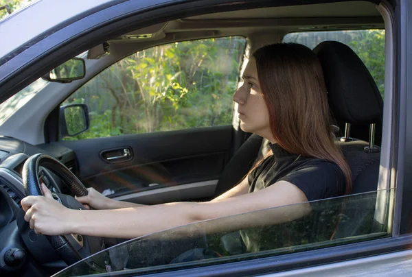 Kızıl saçlı stresli genç bayan sürücü öğrencisidir. Çok endişeli ve araba kullanmaktan korkuyor..