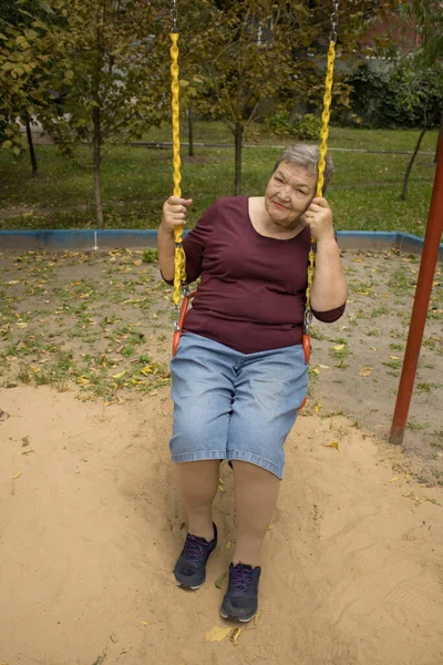 Anciana Está Sentada Columpio Patio Concepto Una Feliz Vejez Día — Foto de Stock