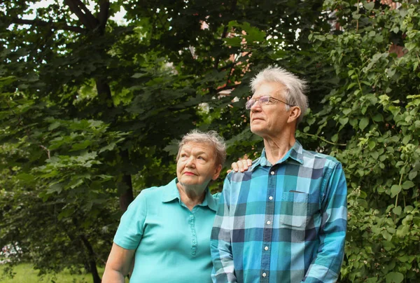 Feliz Pareja Ancianos Encuentra Fondo Follaje Verde Parque Día Internacional — Foto de Stock