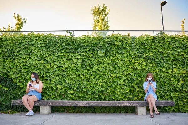 Zwei Freunde Sitzen Mit Einer Virusmaske Einem Park Und Halten — Stockfoto
